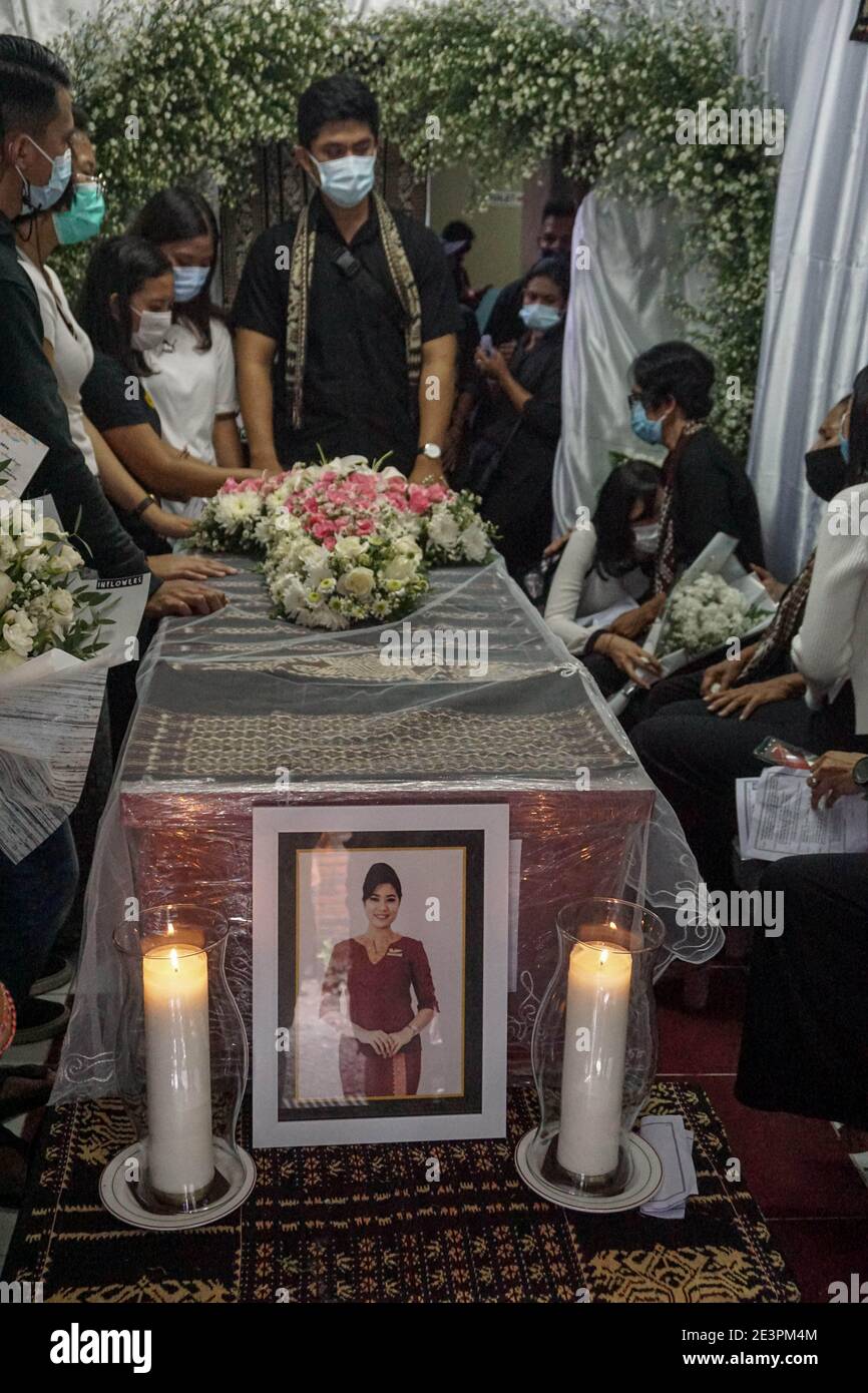 Denpasar, Bali, Indonésie. 20 janvier 2021. Les membres de la famille et  les parents pleurent autour du cercueil. Le cercueil de Sriwijaya, agent de  bord de l'avion; MIA TRESETYANI WADU, une des