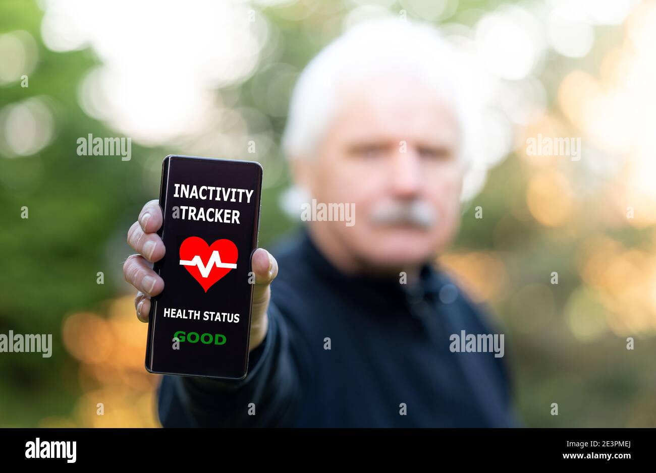 Personne âgée utilisant un suivi d'inactivité sur le smartphone pour surveiller l'état de santé. Banque D'Images