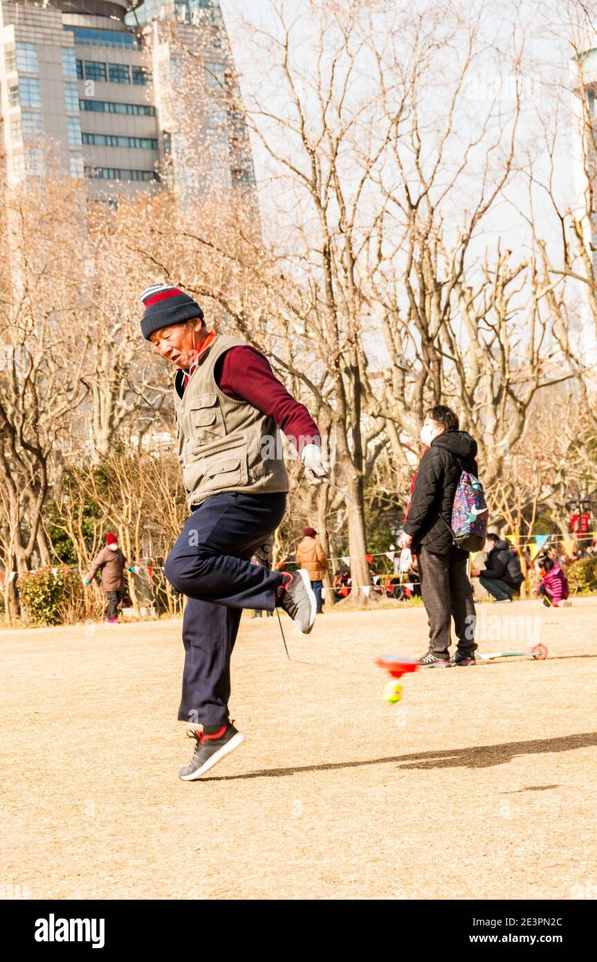 Un homme s'exerce à l'aide d'un yo-yo chinois dans le Fuxing Park de Shanghai. Banque D'Images