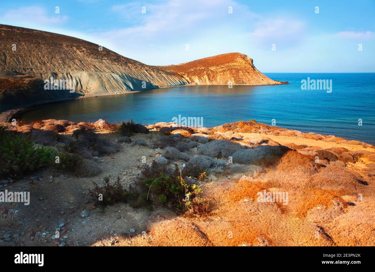Cap Faraklo sur l'île de Lemnos (appelée aussi Limnos), Grèce. Baie bleue, rochers, collines et buissons de thym en journée ensoleillée à la fin de l'été. Banque D'Images
