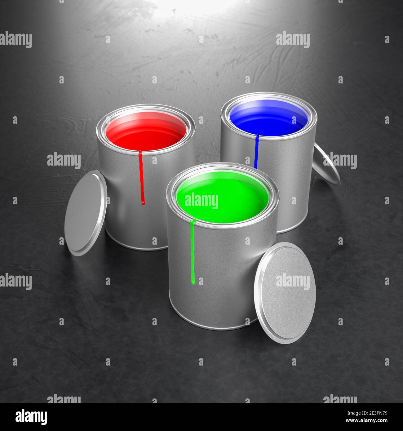 Pots de peinture avec les couleurs primaires RVB du modèle de couleur additive : rouge, vert, bleu. Taches de couleur sur les pots, couvercles inclinés vers les pots. Banque D'Images