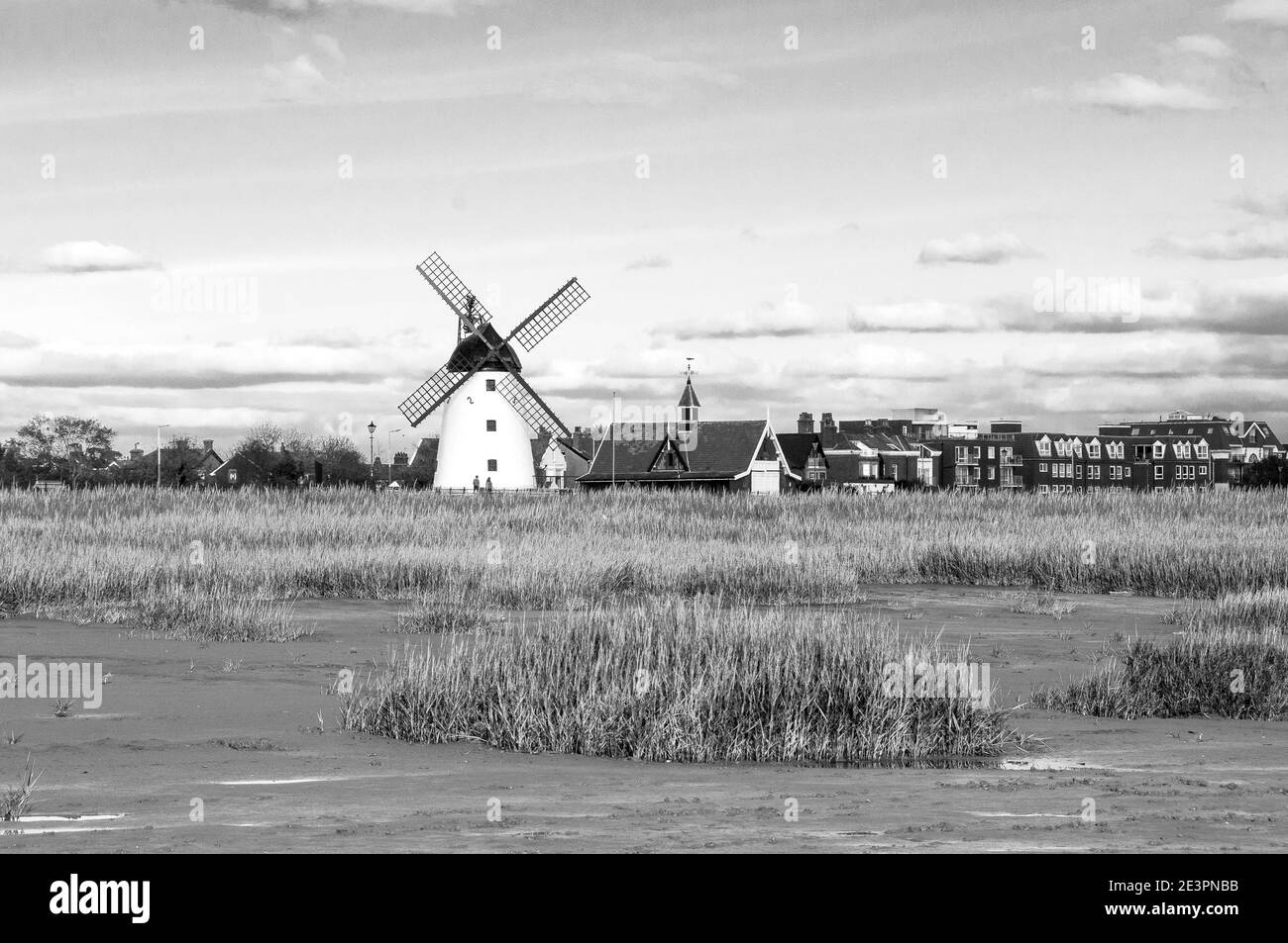 Lytham Windmill, capturé en noir et blanc depuis le rivage. Banque D'Images