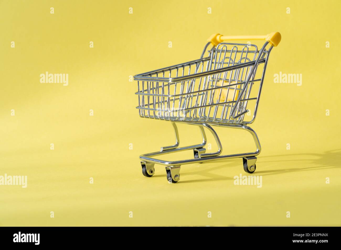 Concept d'achat - panier sur fond jaune Banque D'Images