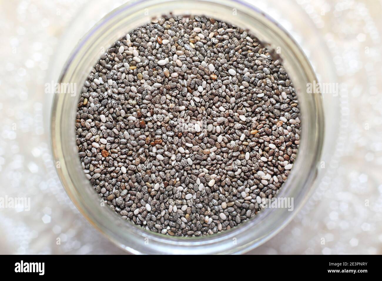 Vue de dessus des graines de chia dans un pot en verre. Banque D'Images