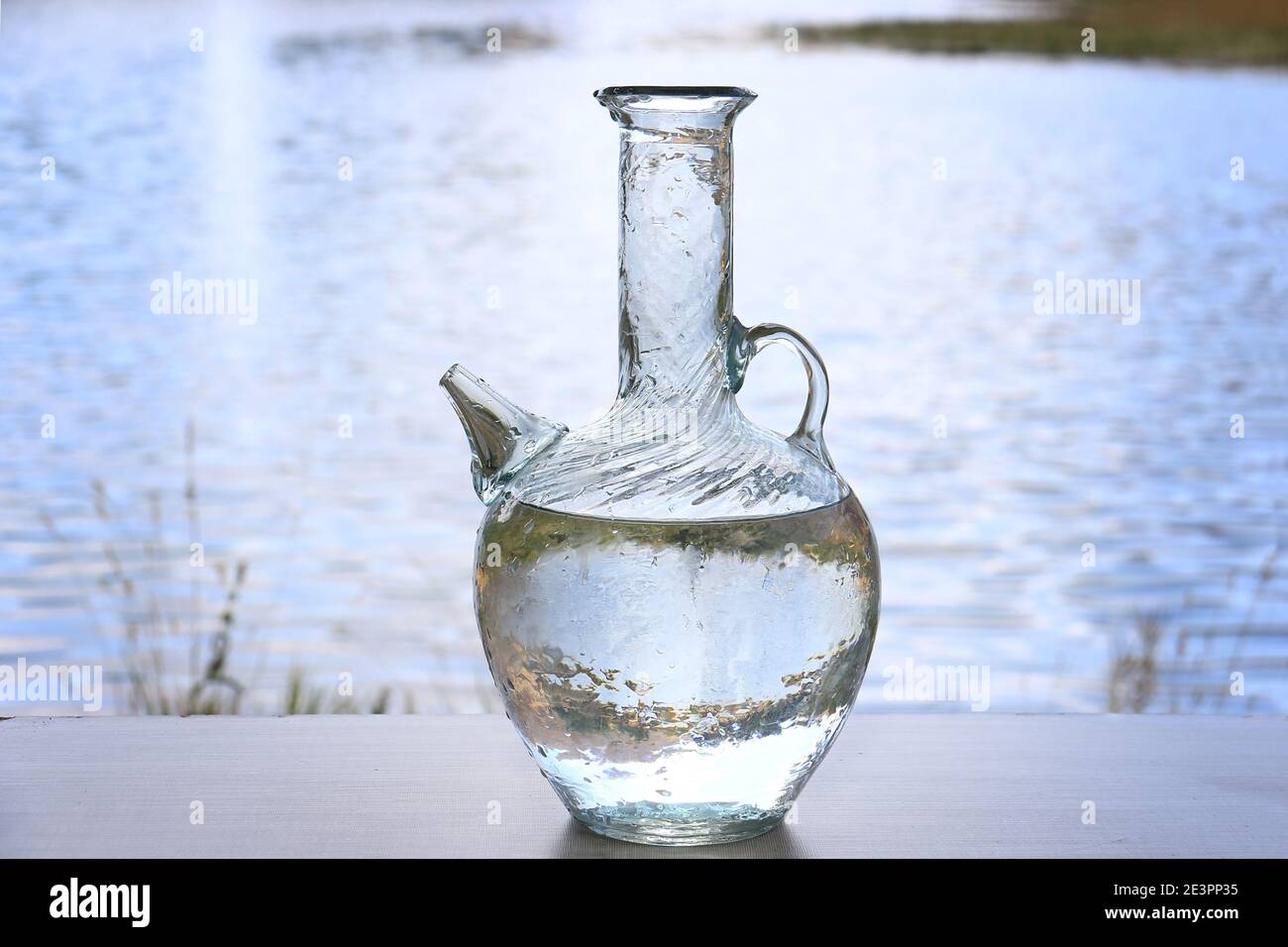 Un pot d'eau en verre libanais traditionnel appelé ebrik. Banque D'Images