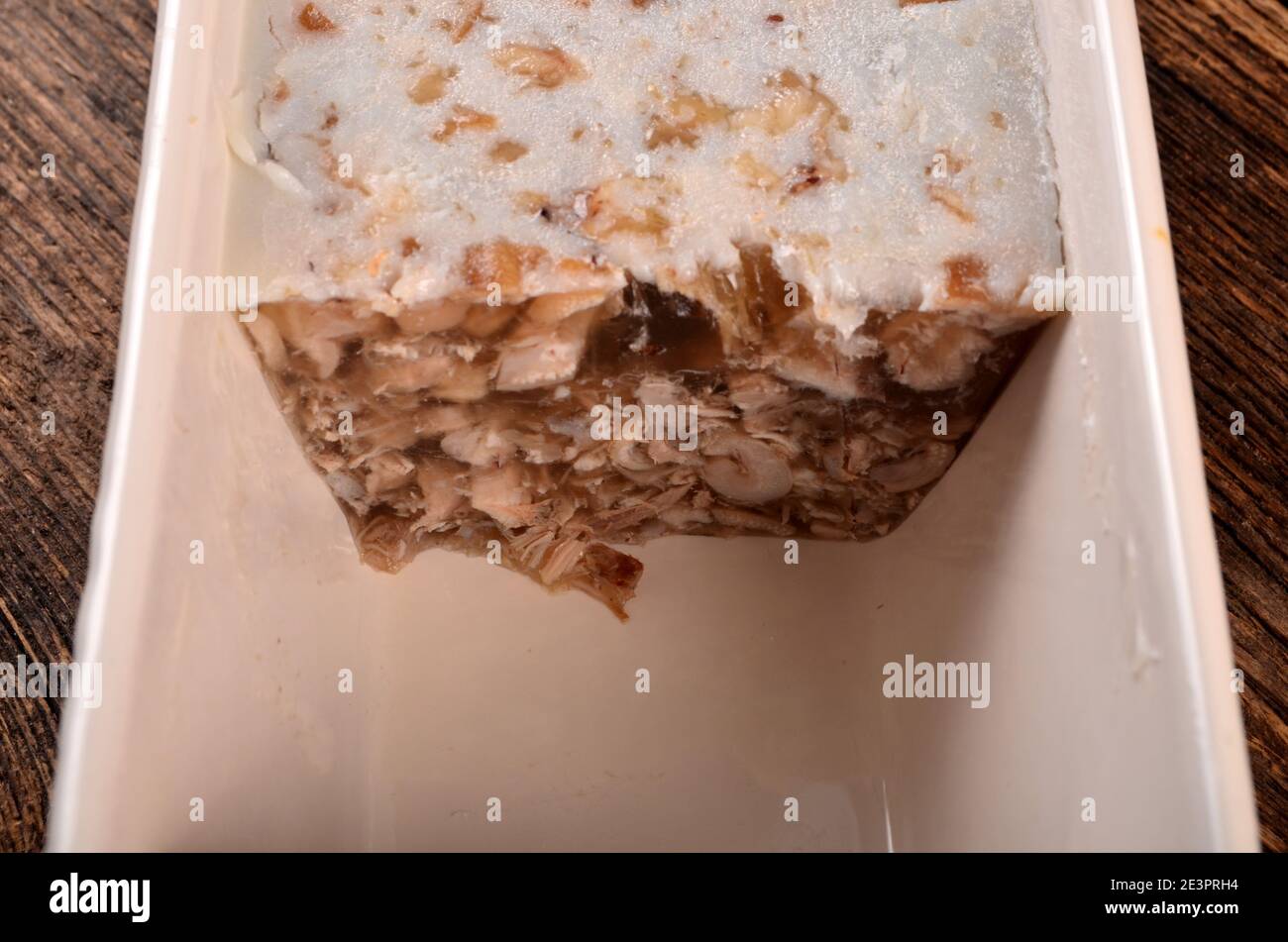 Gelée de viande ou de pion sur une assiette. Fromage à la tête maison sur tranches de concombre Banque D'Images