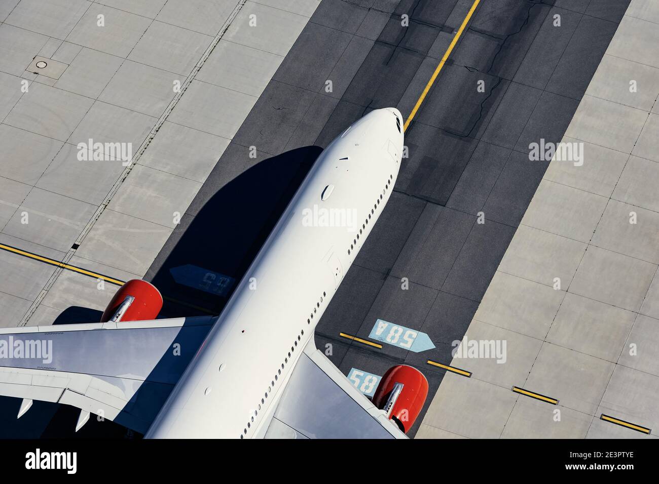 Vue aérienne de l'avion à l'aéroport. Atterrissage en avion sur piste avant le décollage. Banque D'Images