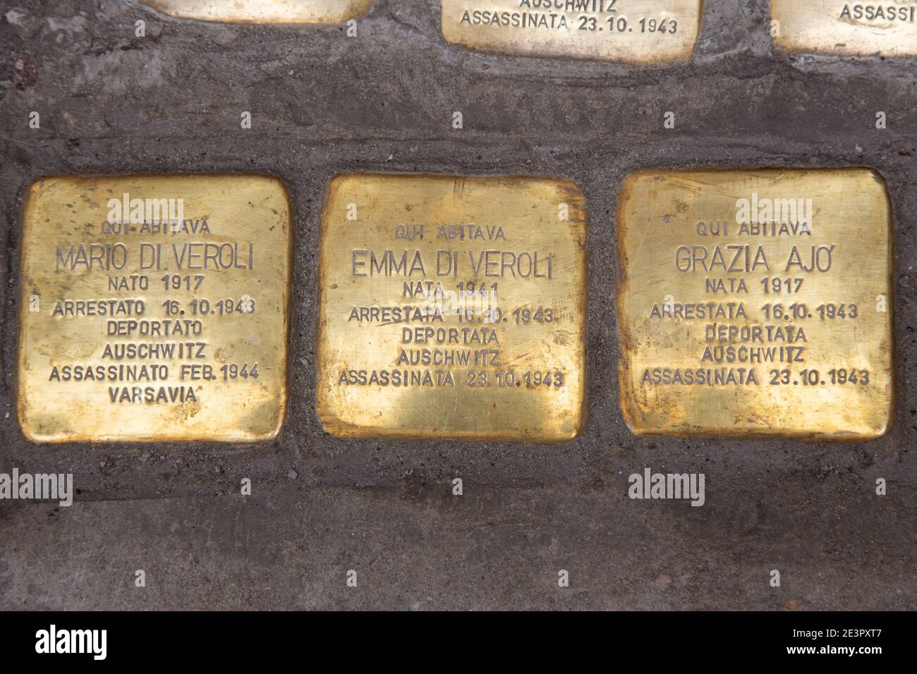 Rome, Italie. 20 janvier 2021. Stolpersteine ??dans la via del Portico d'Ottavia, dans l'ancien ghetto de Rome. Grazia Ajò, Mario et Emma Di Veroli ont été expulsés le 16 octobre 1943. Emma Di Veroli était une fille de deux ans, assassinée par les nazis le jour de son arrivée à Auschwitz avec sa mère. (Photo de Matteo Nardone/Pacific Press) crédit: Pacific Press Media production Corp./Alay Live News Banque D'Images