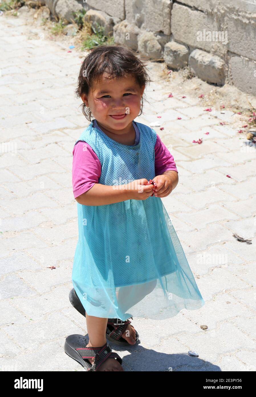 OVAKENT,HATAY,TURQUIE-JUIN 3:jolie fille afghane debout et posant sur le marché des agriculteurs.juin 3,2017 à Ovakent,Hatay,Turquie. Banque D'Images