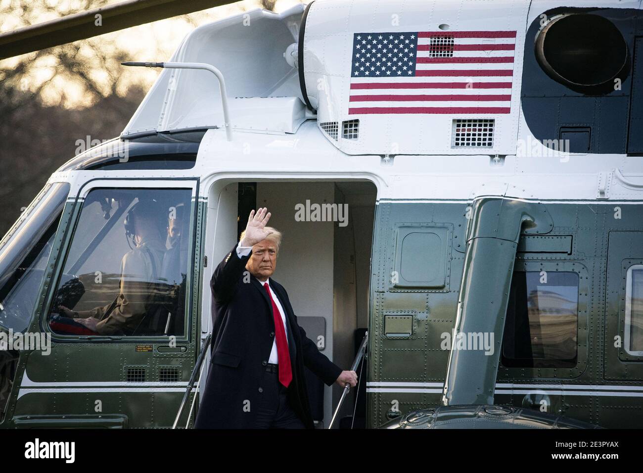 Washington, États-Unis. 20 janvier 2021. Le président américain Donald Trump fait des vagues à bord de Marine One sur la pelouse sud de la Maison Blanche à Washington, DC, le mercredi 20 janvier 2021. Photo de piscine par Al Drago/UPI crédit: UPI/Alay Live News Banque D'Images