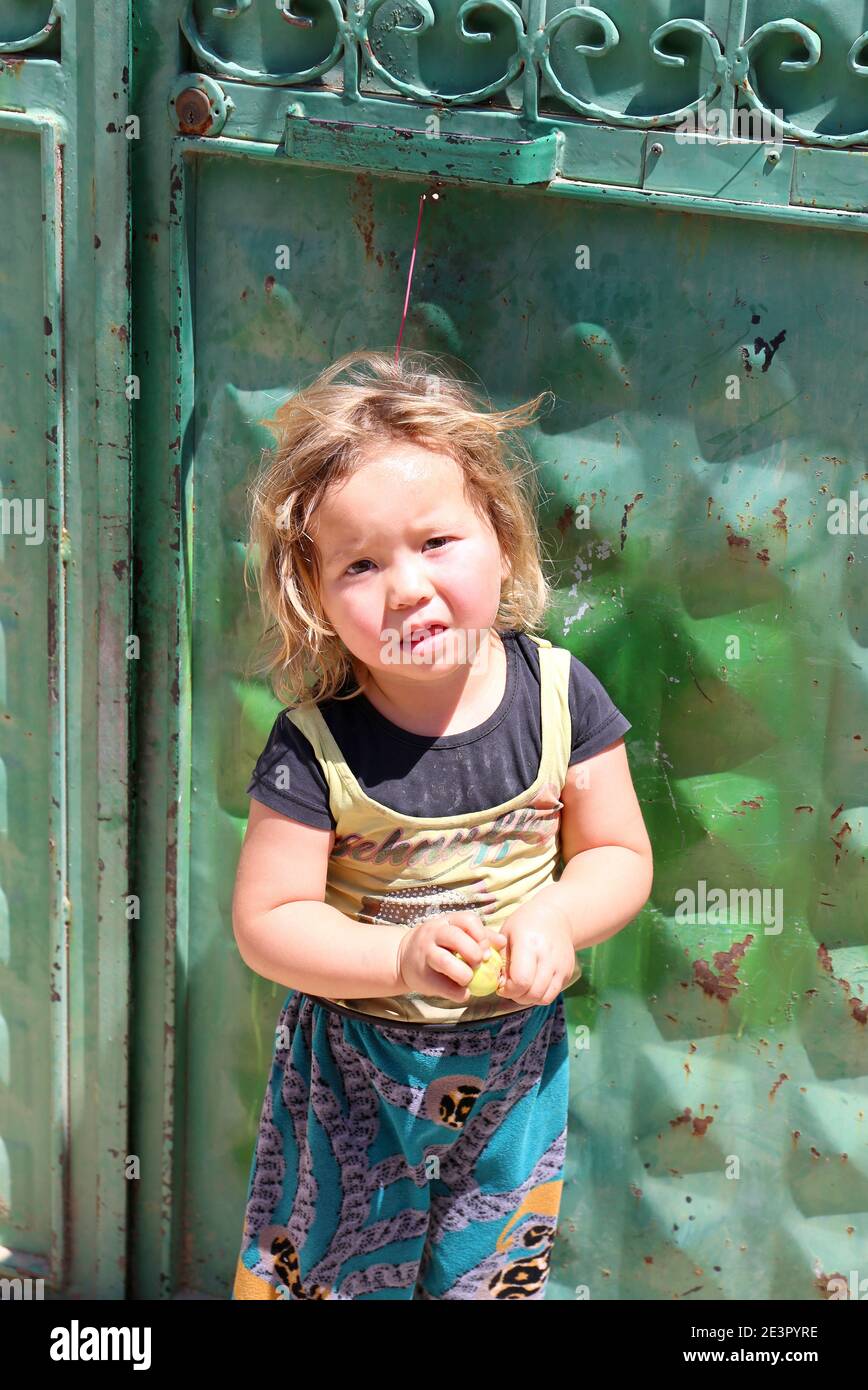 OVAKENT,HATAY,TURQUIE-JUIN 3:jolie fille afghane debout et posant devant sa maison.juin 3,2017 à Ovakent,Hatay,Turquie. Banque D'Images