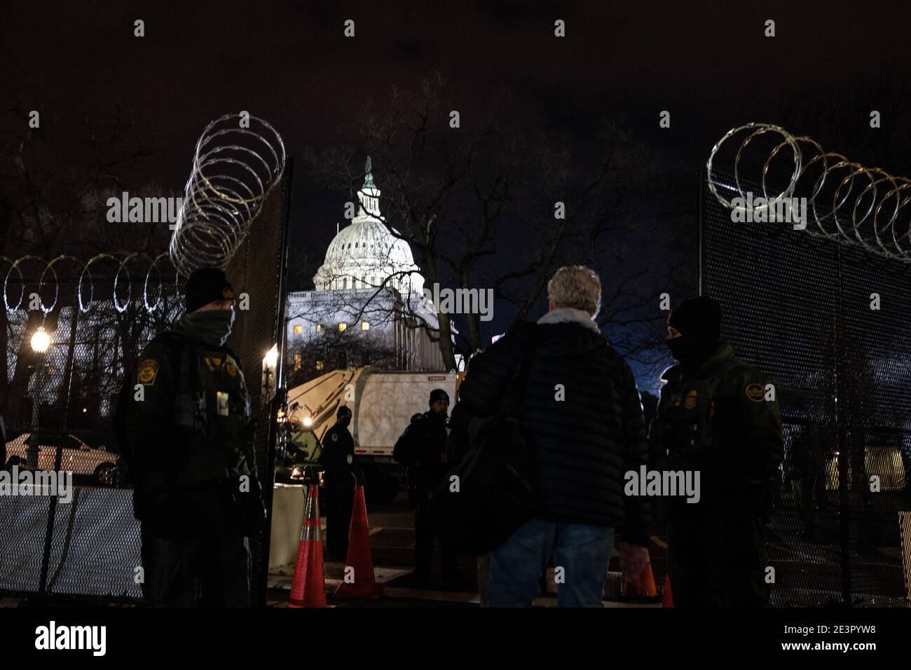 Clôture de rasoirs devant le Capitole le jour de l'inauguration à Washington, DC, le 20 janvier 2021. Crédit: Erin Schaff/Pool via CNP | utilisation dans le monde entier Banque D'Images