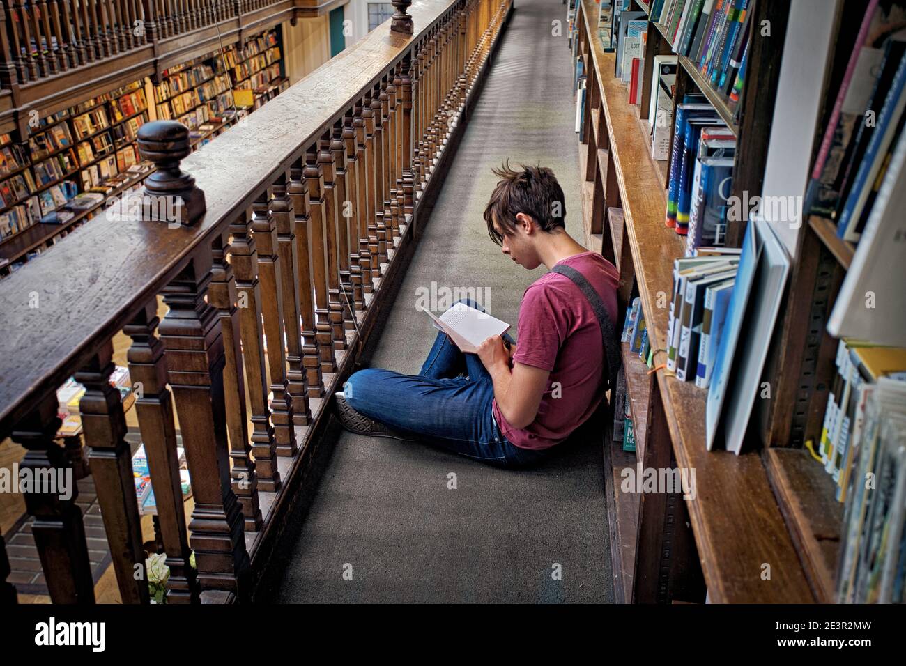 GRAND BRITAN / Londres / Jeune homme lisant un livre à Daunt Books à Londres . Banque D'Images