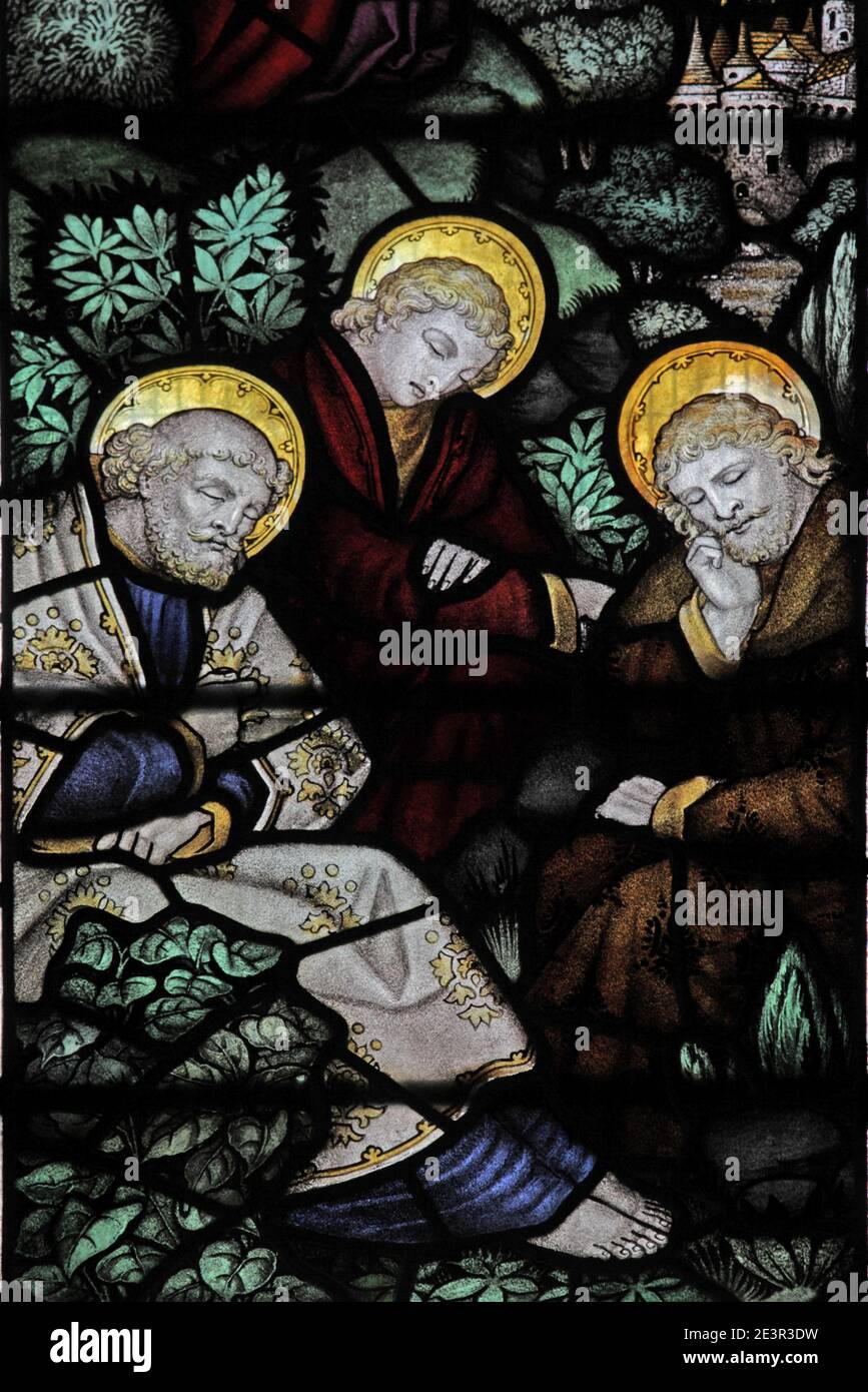 Vitraux de C E Kempe & Co. Représentant l'agonie du Christ et les disciples endormis, l'église St Andrew, Whissendine, Rutland Banque D'Images