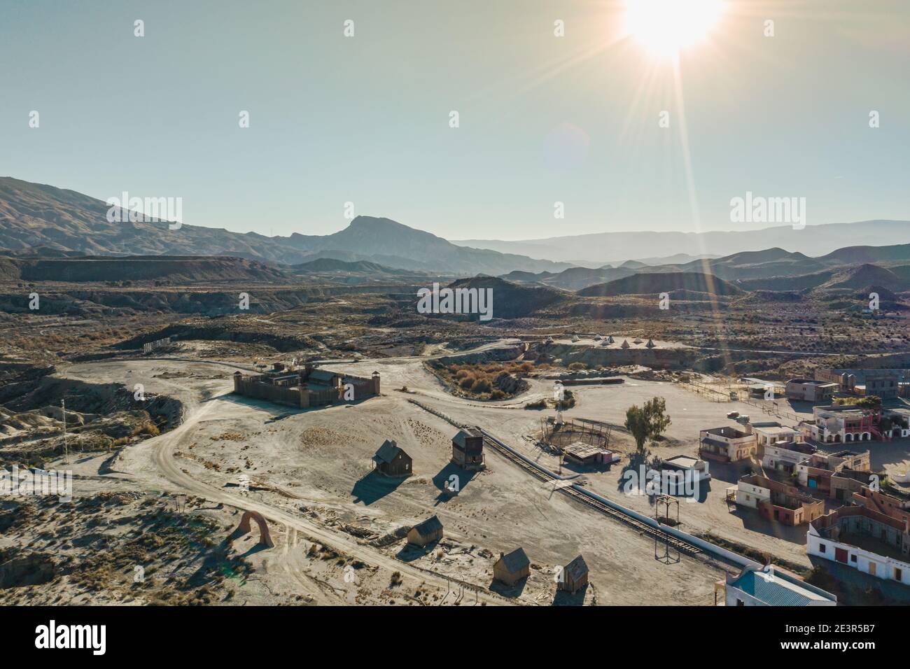 Drone au-dessus de la vue de Tabernas Desert Landscape Texas Hollywood fort Bravo le parc à thème de style occidental à Almeria Andalousie Espagne Europe Banque D'Images