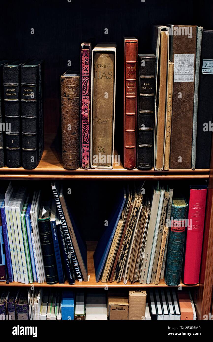 Couvertures de livres anciens Banque de photographies et d'images à haute  résolution - Alamy