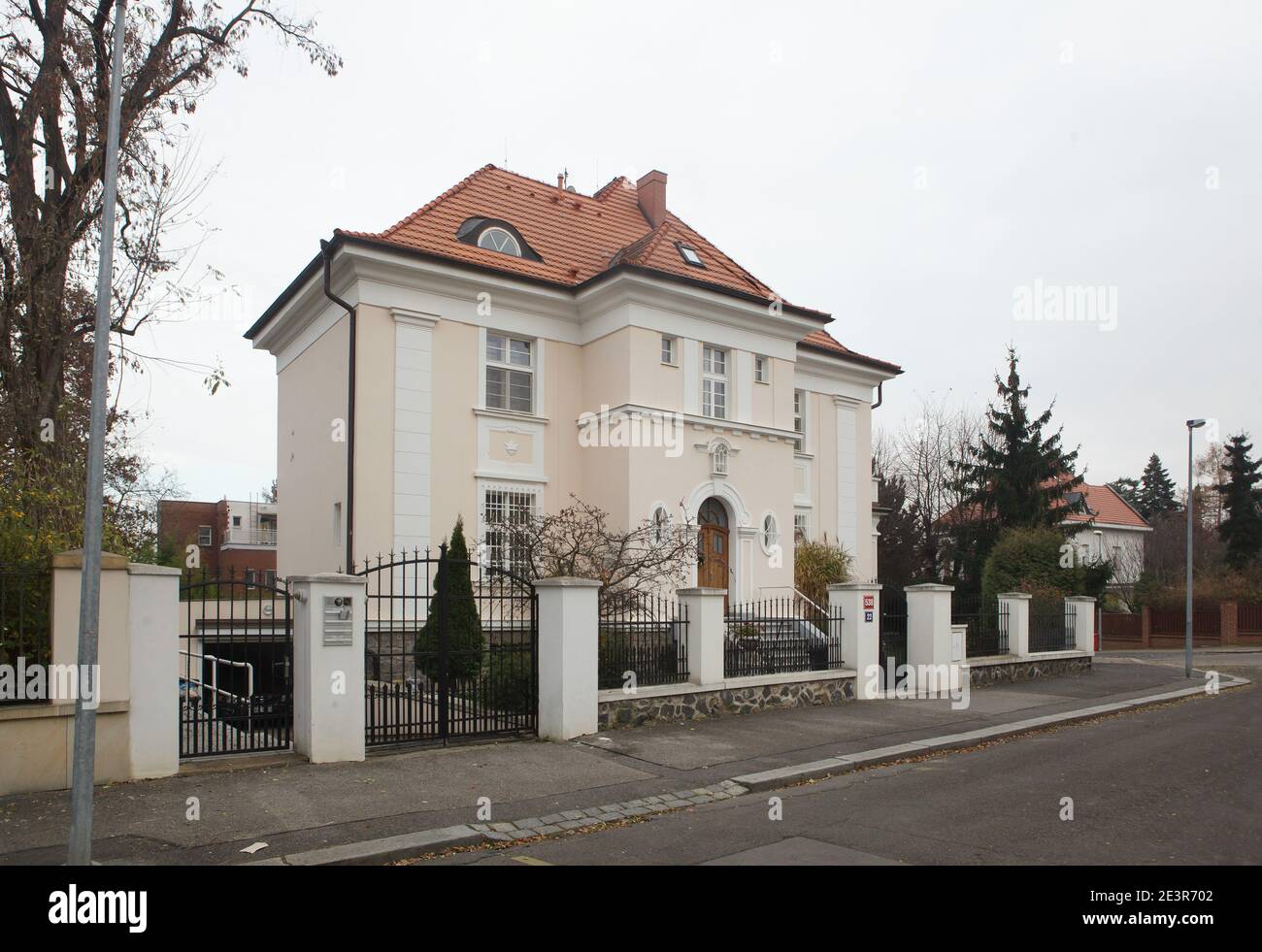 Maison où le criminel de guerre nazi Adolf Eichmann vivait dans le district de Střešovice à Prague, en République tchèque. L'un des principaux organisateurs de l'Holocauste Adolf Eichmann a vécu ici avec sa famille de 1939 à 1945 pendant la Seconde Guerre mondiale La villa, qui appartenait autrefois à l'industriel tchécoslovaque Rudolf Fišer, a été construite dans les années 1920, à l'angle des rues Dělostřelecká et U laboratoře dans le quartier de Ořechovka. Banque D'Images