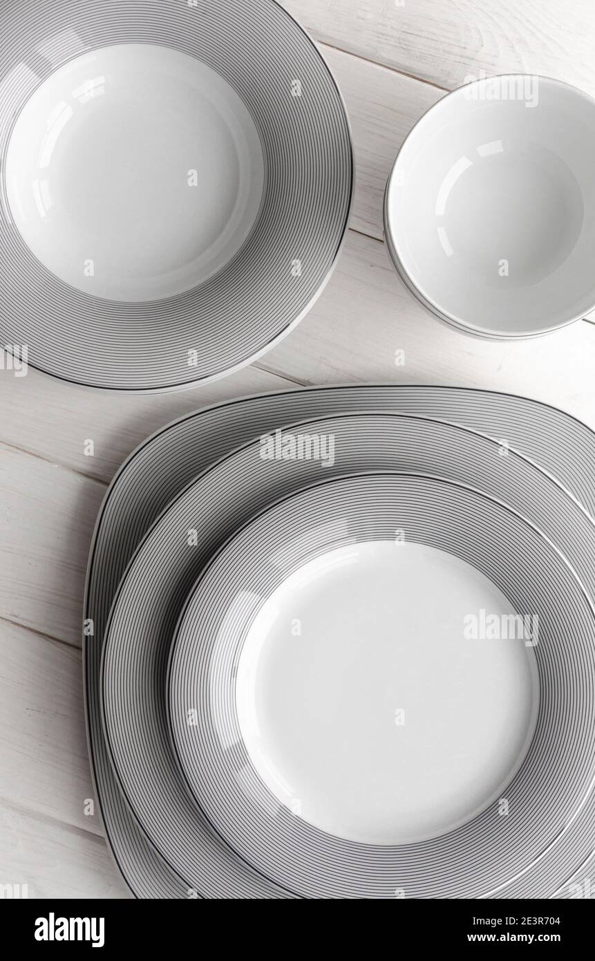 Pour la maison et le restaurant. Un jeu classique de plaques en porcelaine de différentes formes et tailles Banque D'Images