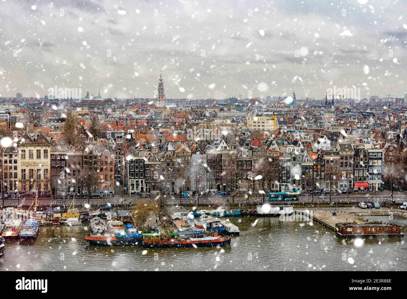 Vue sur Amsterdam en hiver et sur la neige Banque D'Images
