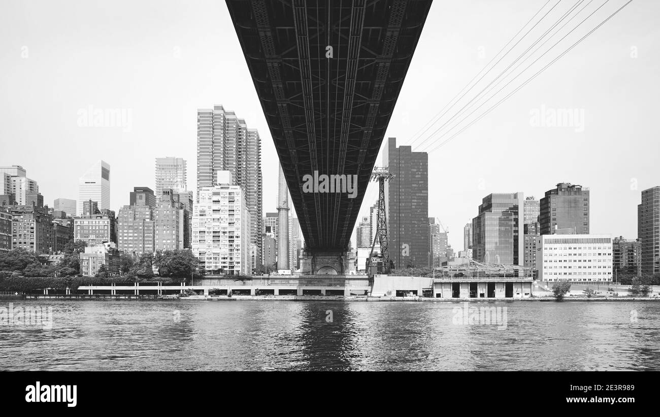 Sous Queensboro Bridge, Manhattan vu de Roosevelt Island, New York City, États-Unis. Banque D'Images