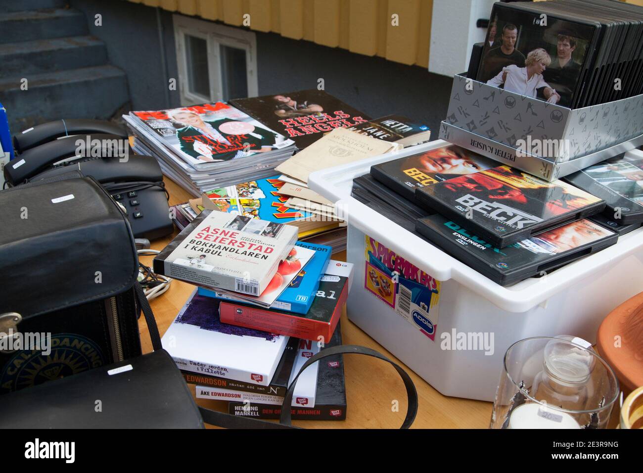 MARCHÉ AUX PUCES ou rendez-vous à l'entrée du garage à la maison Banque D'Images