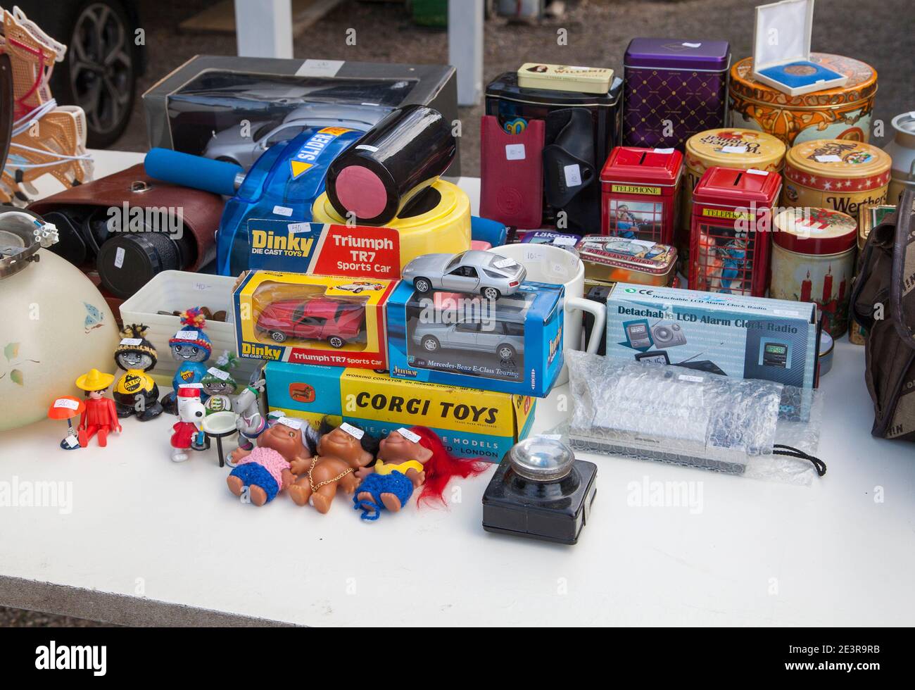 MARCHÉ AUX PUCES ou rendez-vous à l'entrée du garage à la maison Banque D'Images