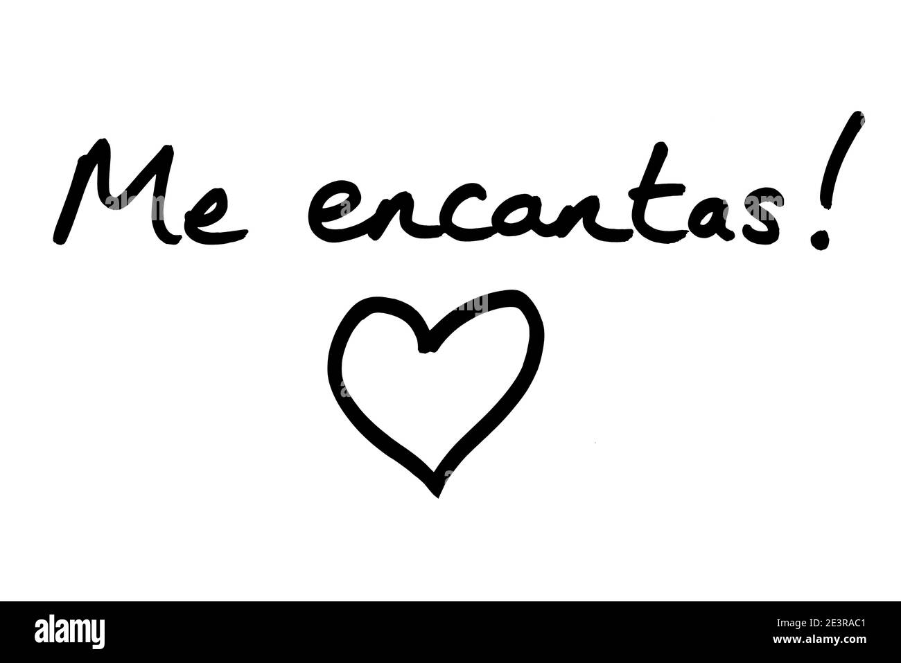 Moi encantas! - ce qui signifie que je vous aime vraiment, en espagnol, avec une illustration de coeur, manuscrite sur fond blanc. Banque D'Images