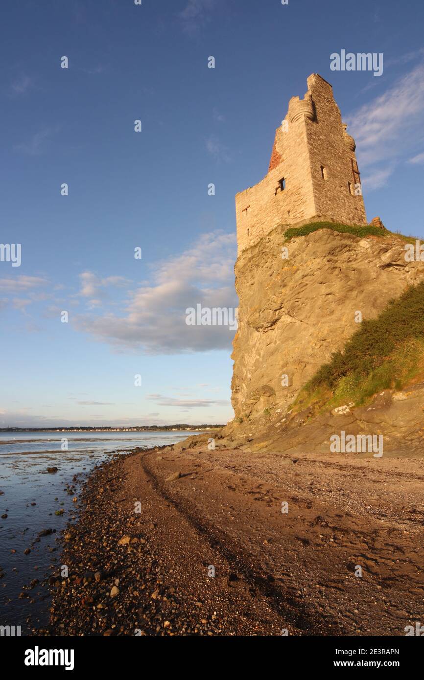 Greenan Castle, Ayr, Ayrshire, Écosse Royaume-Uni. Perché au sommet d'une falaise, le château de Greenan occupe un site fortifié depuis des milliers d'années. À l'origine un fort promontoire, il a été converti en motte-et-bailey au XIIe siècle. Au XVe siècle, une maison de tour a été construite par les seigneurs des îles qui ont plus tard passé entre les mains de la famille Kennedy.le château de Greenan est une maison de tour ruinée de 16th siècles, à environ 2,5 miles au sud-ouest d'Ayr dans le sud de Ayrshire, en Écosse. Le château qui se trouve sur les clifs a été lié à la légende du roi Arthur Banque D'Images