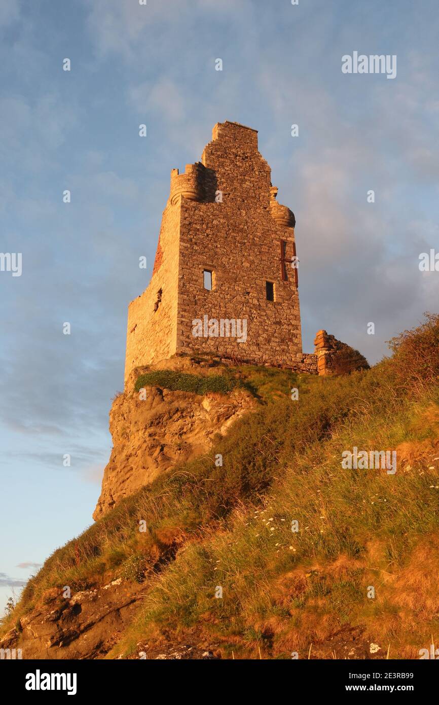 Greenan Castle, Ayr, Ayrshire, Écosse Royaume-Uni. Perché au sommet d'une falaise, le château de Greenan occupe un site fortifié depuis des milliers d'années. À l'origine un fort promontoire, il a été converti en motte-et-bailey au XIIe siècle. Au XVe siècle, une maison de tour a été construite par les seigneurs des îles qui ont plus tard passé entre les mains de la famille Kennedy.le château de Greenan est une maison de tour ruinée de 16th siècles, à environ 2,5 miles au sud-ouest d'Ayr dans le sud de Ayrshire, en Écosse. Le château qui se trouve sur les clifs a été lié à la légende du roi Arthur Banque D'Images