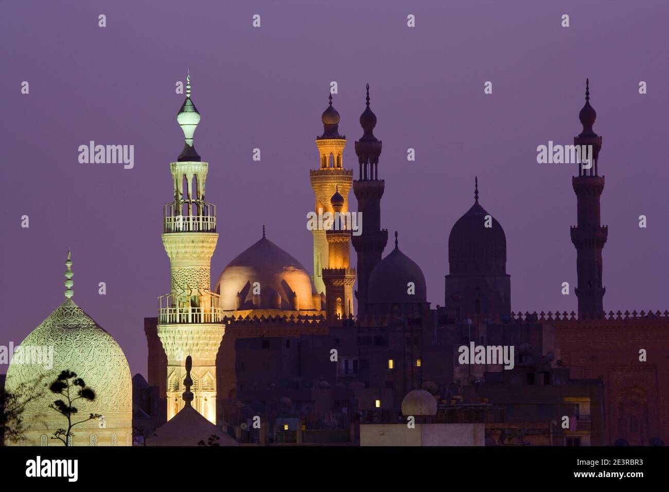 Afrique du Nord Égypte les minarets du Caire se profilaient au coucher du soleil dans le vieux quartier crépuscule Islam Mosquée islamique mosquées Banque D'Images