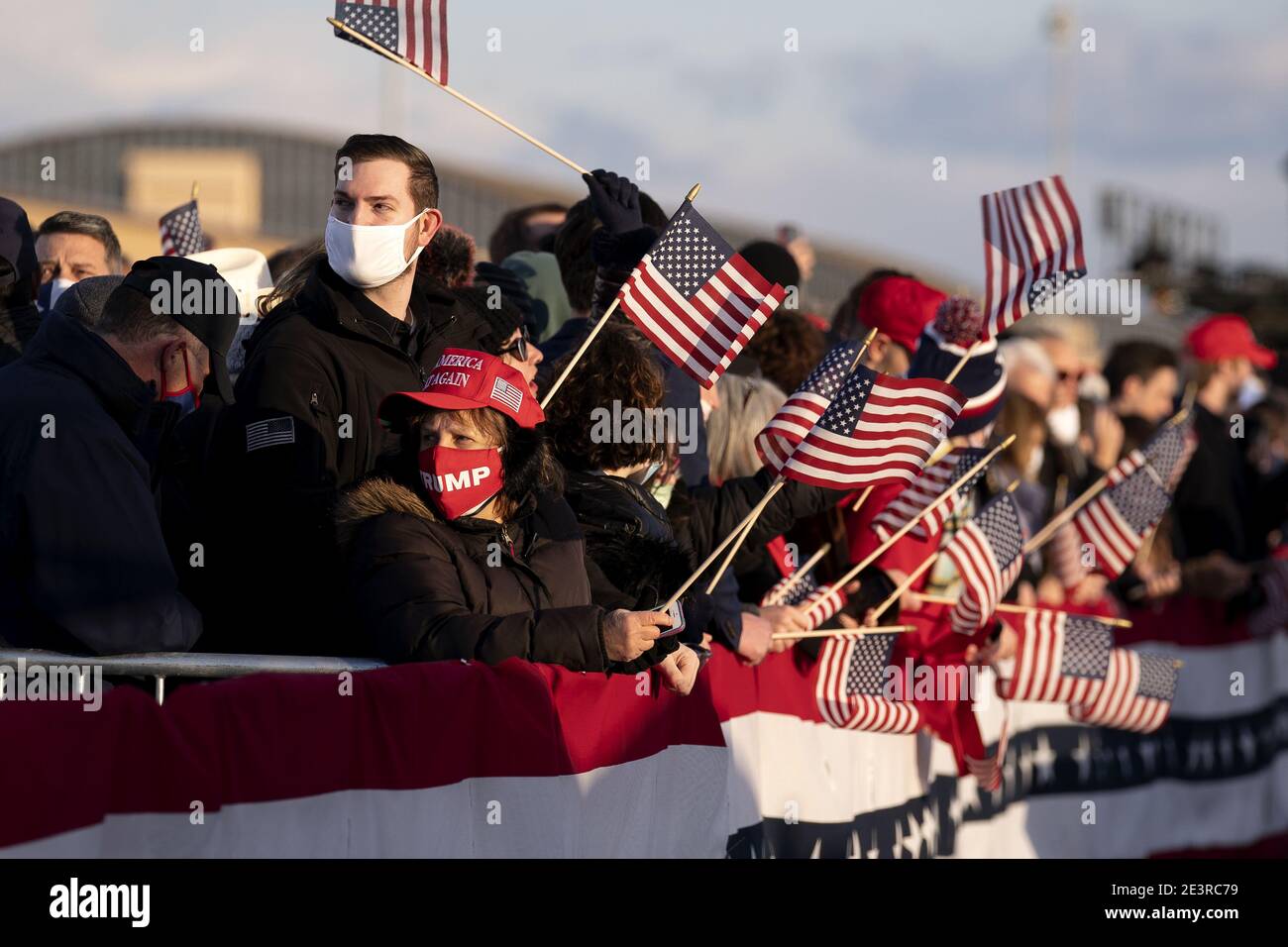 Joint base Andrews, États-Unis. 20 janvier 2021. Le défenseur du président américain Donald Trump brandit les drapeaux américains avant une cérémonie d'adieu à la joint base Andrews, Maryland, États-Unis, le mercredi 20 janvier 2021. Trump quitte Washington avec des Américains plus divisés politiquement et plus susceptibles d'être sans travail qu'à son arrivée, en attendant le procès pour sa deuxième destitution - une fin ignominieuse à l'une des présidences les plus agitées de l'histoire américaine. Photo par Stefani Reynolds/UPI crédit: UPI/Alay Live News Banque D'Images