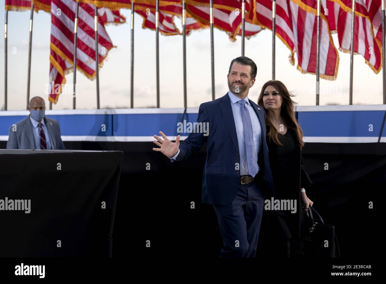 Washington, États-Unis. 20 janvier 2021. Donald Trump Jr., vice-président exécutif du développement et des acquisitions de Trump Organisation Inc., a quitté le bureau, et sa partenaire Kimberly GuilDoyle, arrivent à une cérémonie d'adieu à joint base Andrews avant l'inauguration du président Joe Biden avant la 59e inauguration présidentielle le mercredi 20 janvier 2021 à Washington DC. Photo de piscine Stefani Reynolds/UPI crédit: UPI/Alay Live News Banque D'Images