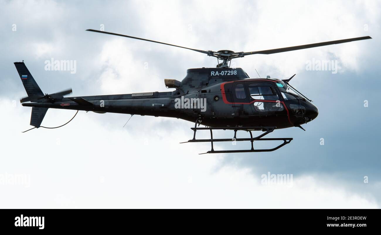 12 septembre 2020, région de Kaluga, Russie. Hélicoptère Aerospatiale AS.350 Ecureuil à l'aéroport Oreshkovo. Banque D'Images
