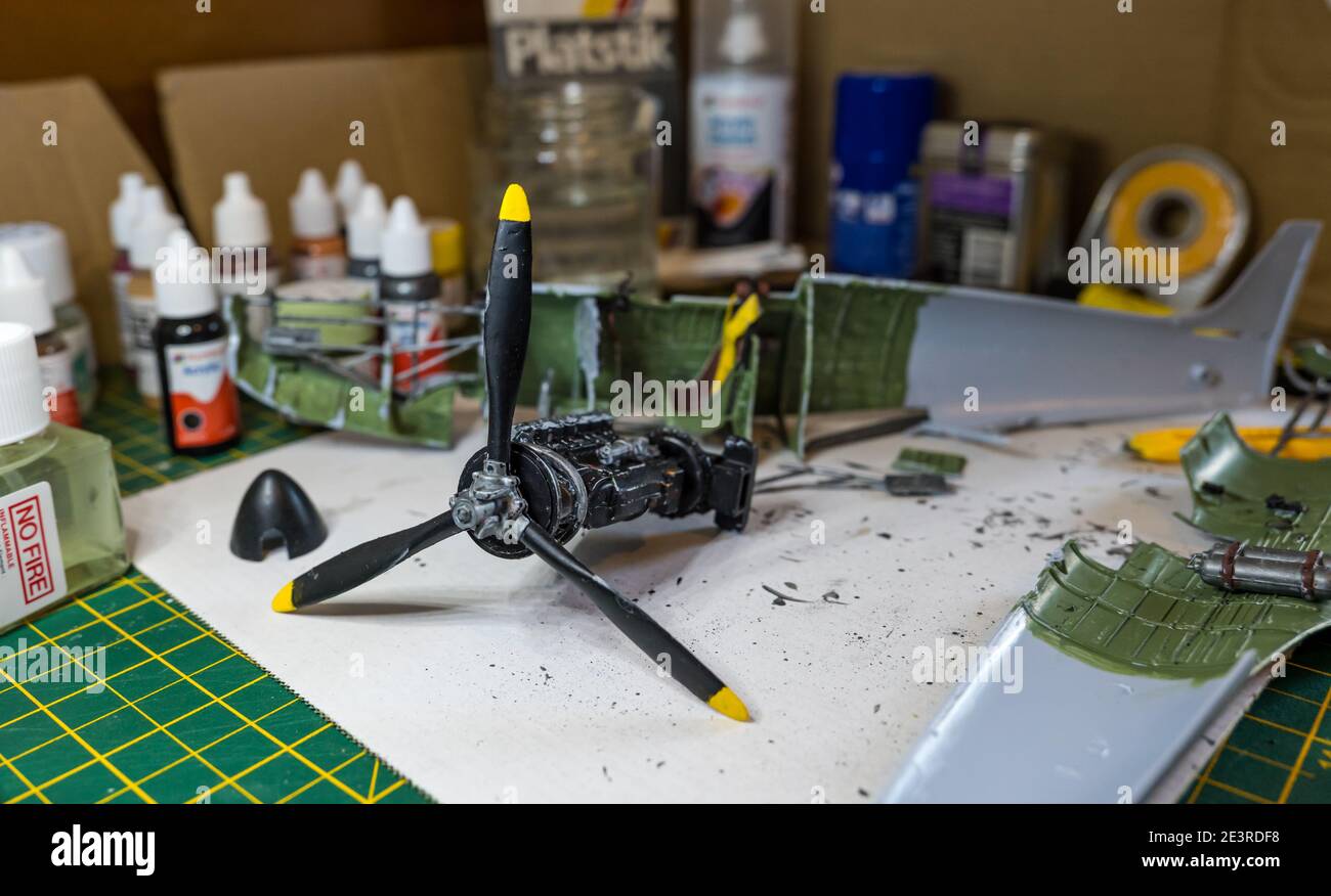 Construction du moteur de Airfix Spitfire modèle avion 1/24th in pèse-personne sur le bureau Banque D'Images