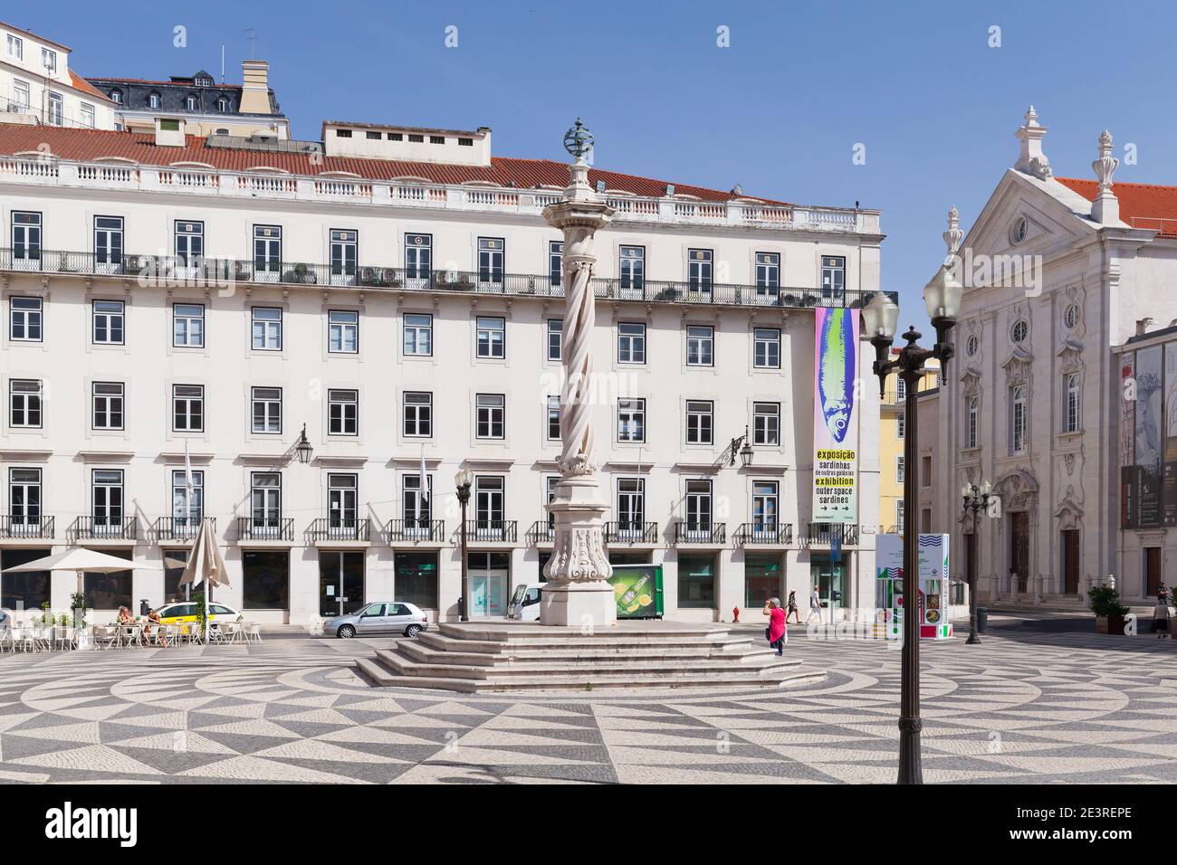 Lisbonne, Portugal - 15 août 2017 : pilori de Lisbonne à la Praca do Municipio, les gens ordinaires sont dans la rue Banque D'Images