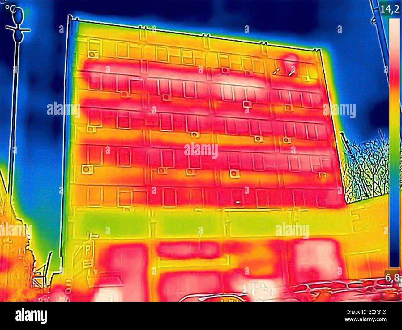 La détection de la perte de chaleur à l'extérieur du bâtiment à l'aide de caméra thermique infrarouge Banque D'Images