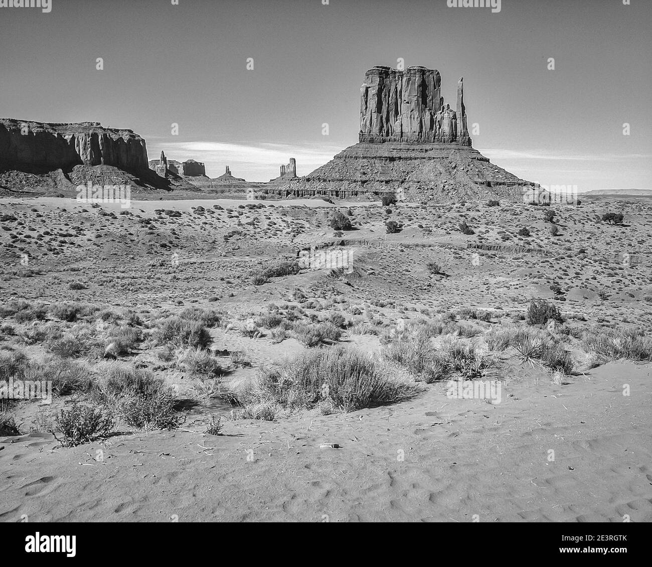 États-Unis. Le fabuleux paysage de montagne et de désert de Monument Valley en monochrome dans le parc national de Monument Valley de l'Arizona aux États-Unis. Vu ici de près de John Ford point Overlook qui a été utilisé pendant le tournage épique de l'attaque et de la chasse de cheveux de ce que l'on appelle les Indiens rouges hostiles de l'équipe de six chevaux Wells Fargo Stage Coach dans le film occidental Stagecoach qui a joué un très jeune acteur en amont Appelé John Wayne, c'est un classique de la réalisation de films. Banque D'Images