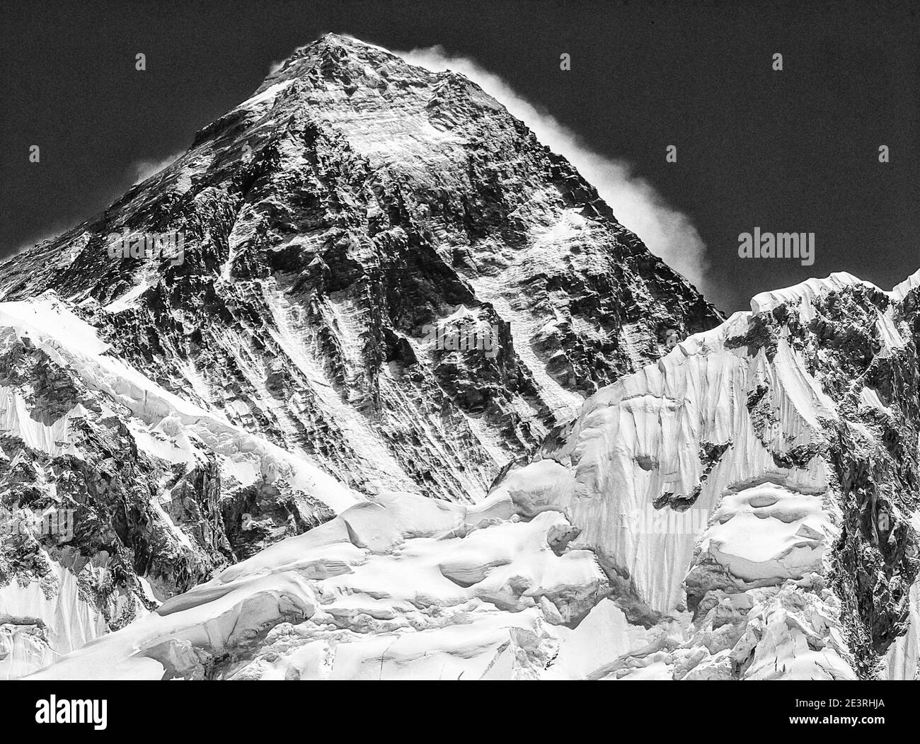 Népal. Montagnes de l'Himalaya en monochrome dans le parc national de Sagarmatha de la vallée de Solu Khumbu du mont Everest au Népal, avec le mont Everest également connu sous le nom de Chomolongma, vu ici d'en haut Gorak Shep et le camp de base d'alpinisme Everest. Banque D'Images