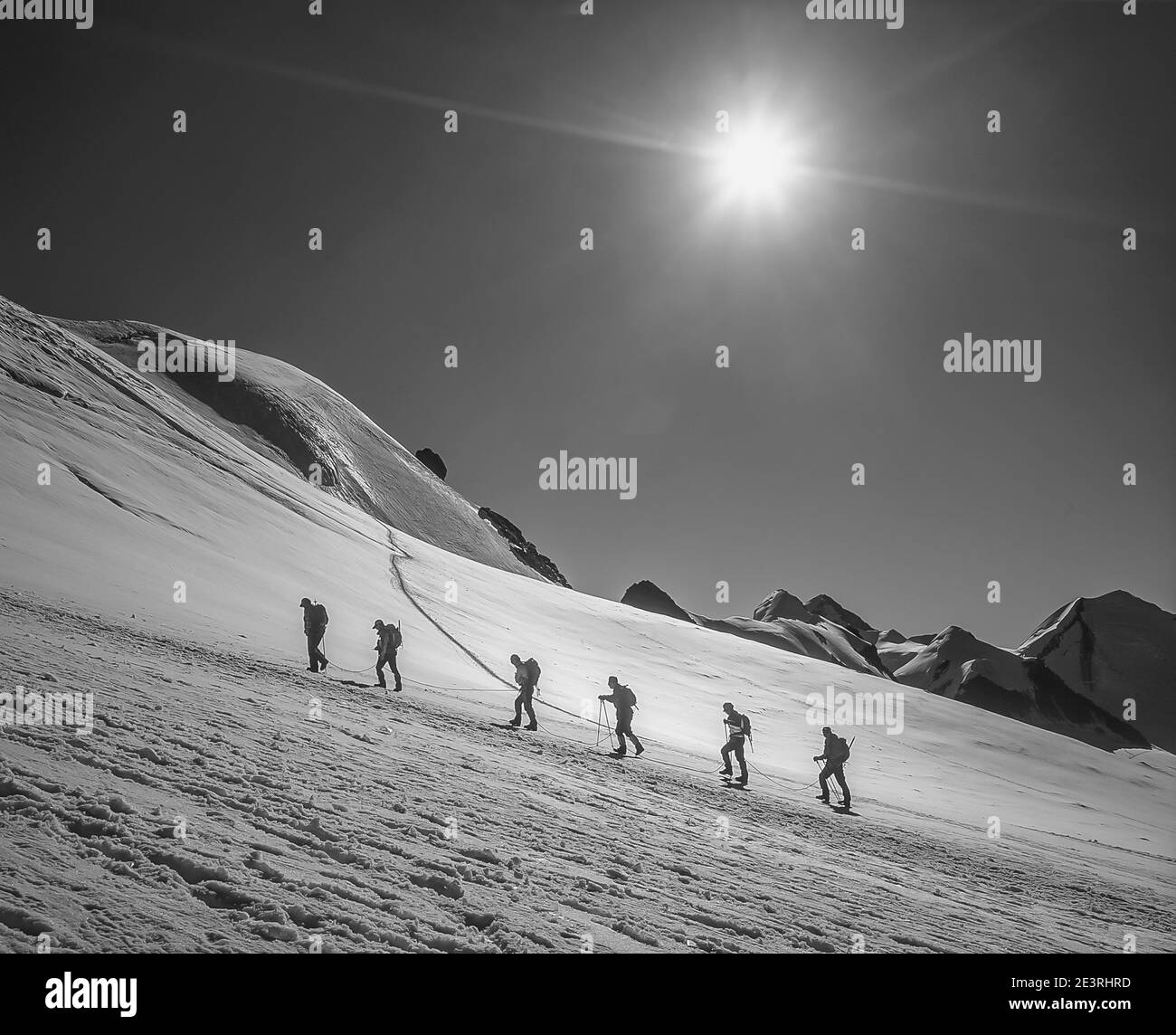 Suisse. Fabuleux paysage alpin en monochrome avec des grimpeurs montant la montagne Breithorn des Alpes Pennines près de la station balnéaire de Zermatt en Suisse. Banque D'Images