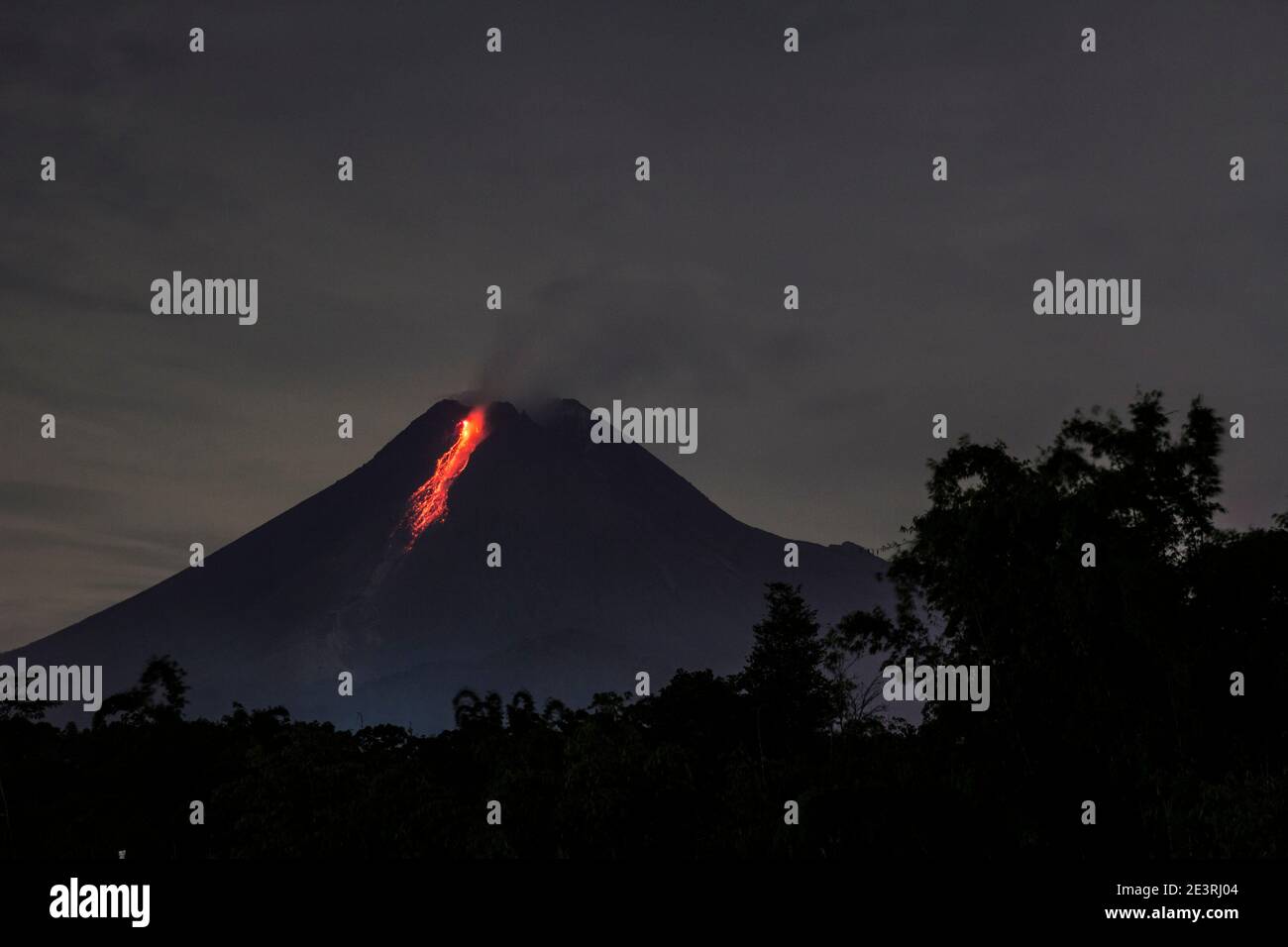 Sleman, YOGYAKARTA, INDONÉSIE. 19 janvier 2021. Le mont Merapi émet de la lave rougeâtre chaude depuis son sommet, comme on l'a vu à Sleman, Yogyakarta, le mardi 19 janvier 2021. Le chef du Centre de recherche et de développement en cas de catastrophe géologique (BPPTKG), Hanik Humaida, a déclaré que le Mont Merapi a éclaté huit fois avec une distance de glissement maximale de 1,500 mètres vers le sud-ouest. Le nuage chaud avalanches une amplitude maximale de 30 mm, une durée maximale de 192 secondes. Credit: Slamet Riyadi/ZUMA Wire/Alamy Live News Banque D'Images