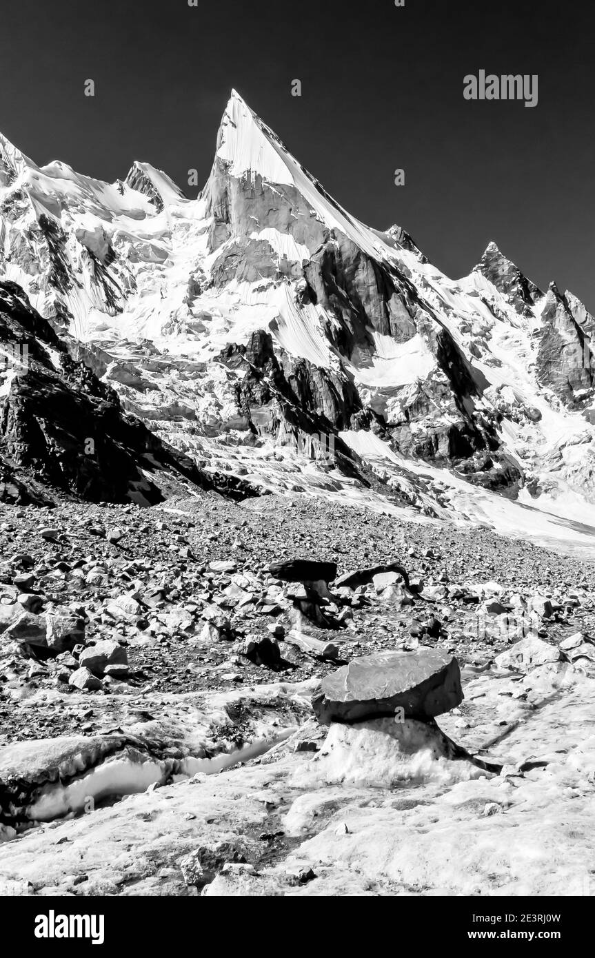 Pakistan. Le fabuleux sommet de LELA en monochrome vu du glacier de Gondogoro dans les montagnes de Karakoram, dans le nord du Pakistan, Banque D'Images
