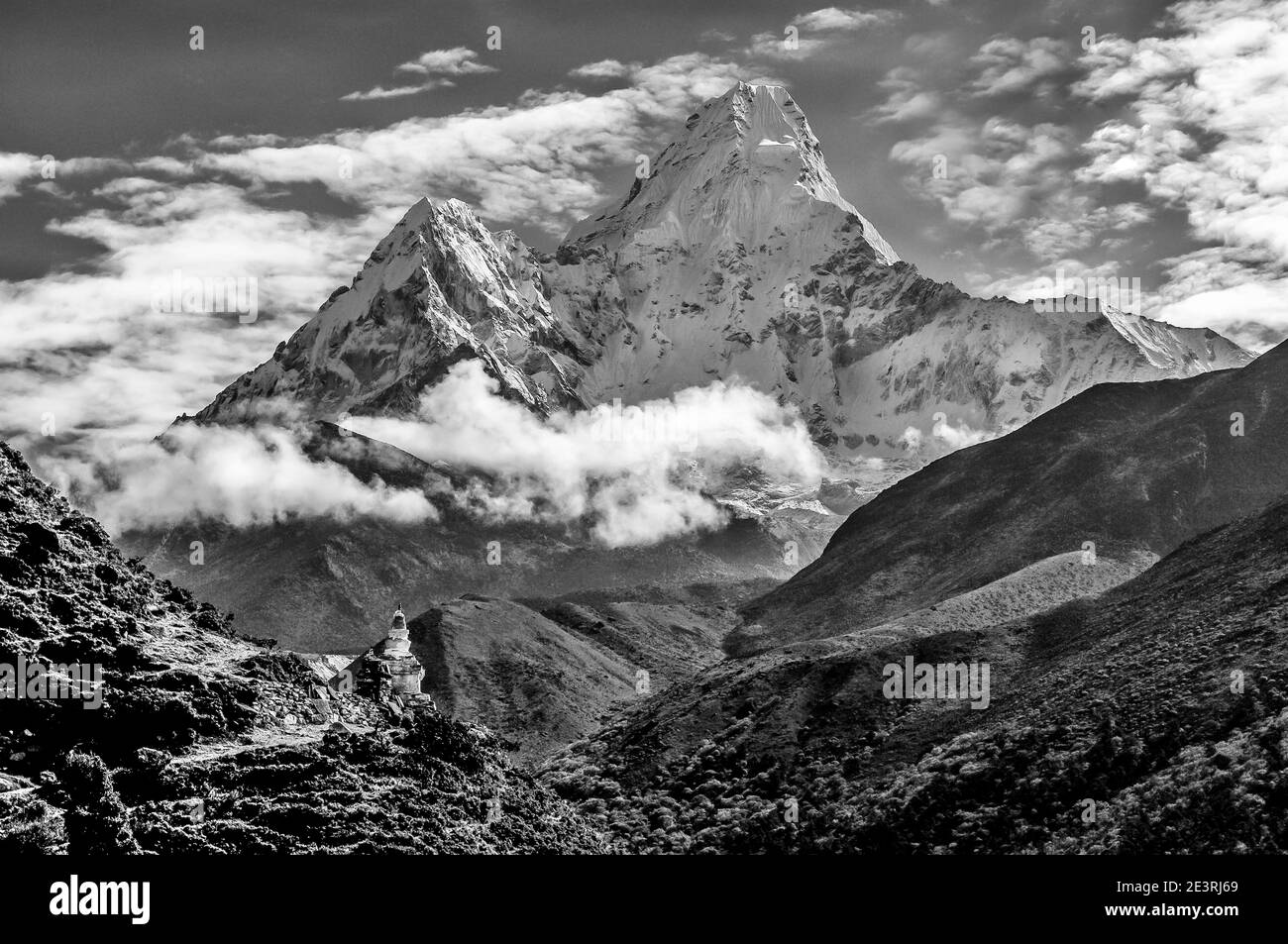 Népal. Montagnes de l'Himalaya en monochrome dans le parc national de Sagarmatha de la vallée de Solu Khumbu du Mont Everest au Népal, avec la célèbre montagne Ama Dablam vu ici depuis près du monastère de Thyangboche en route vers Gorak Shep et le camp de base d'alpinisme Everest. Banque D'Images