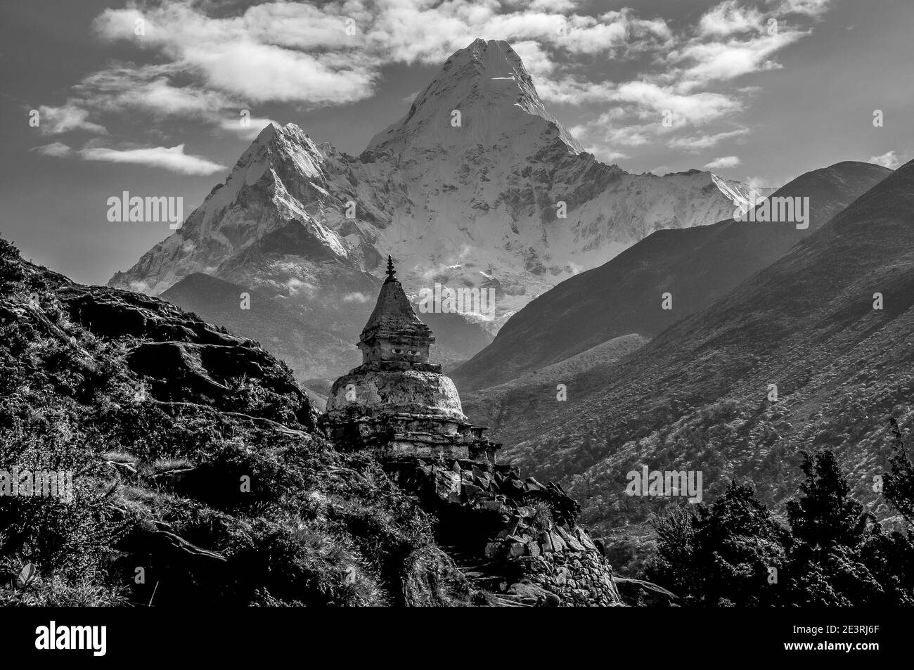 Népal. Montagnes de l'Himalaya en monochrome dans le parc national de Sagarmatha de la vallée de Solu Khumbu du Mont Everest au Népal, avec la célèbre montagne Ama Dablam vu ici depuis près du monastère de Thyangboche en route vers Gorak Shep et le camp de base d'alpinisme Everest. Banque D'Images