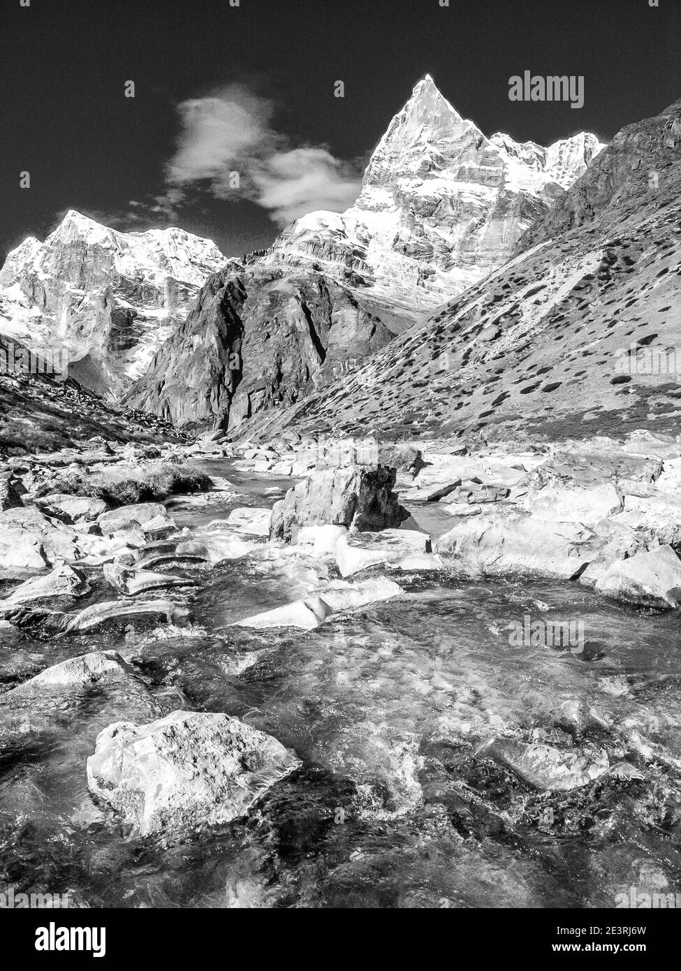 Népal. Montagnes de l'Himalaya en monochrome dans le parc national de Sagarmatha de la vallée de Solu Khumbu du mont Everest au Népal, avec l'un des nombreux sommets sans nom vu en route vers le mont Mera. Banque D'Images