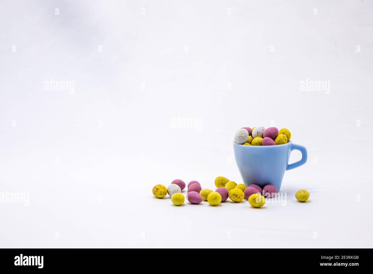 Œufs de Pâques au chocolat sur fond blanc. Décoration colorée pour Pâques au printemps Banque D'Images