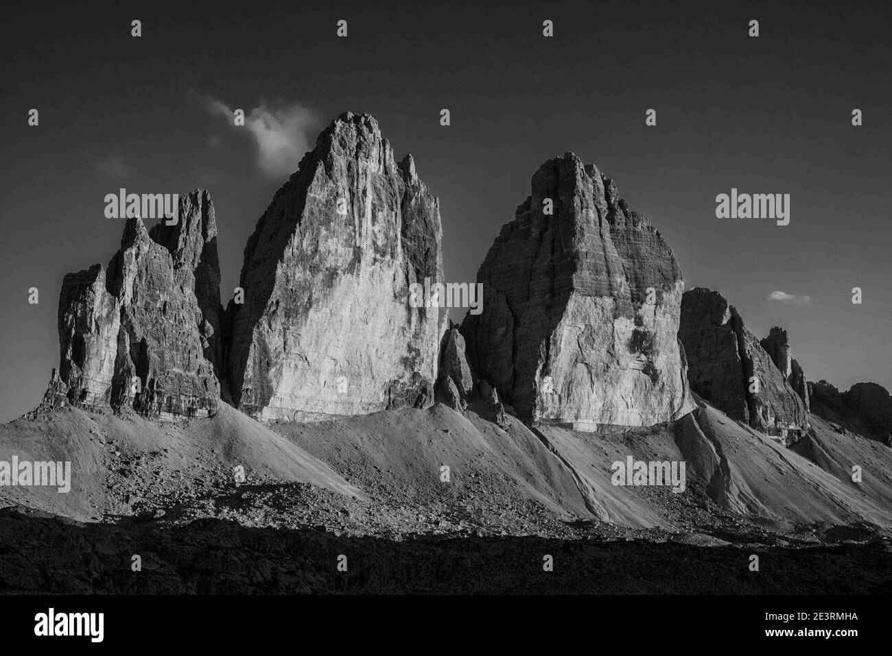 Italie. Paysage de montagne spectaculaire en monochrome dans les montagnes des Dolomites italiens du Sud Tyrol, l'Alto Adige vu ici avec les célèbres sommets du Drei Zinnen, le cime di Lavaredo dans le Groupe Sexten-Sesto des Dolomites Banque D'Images