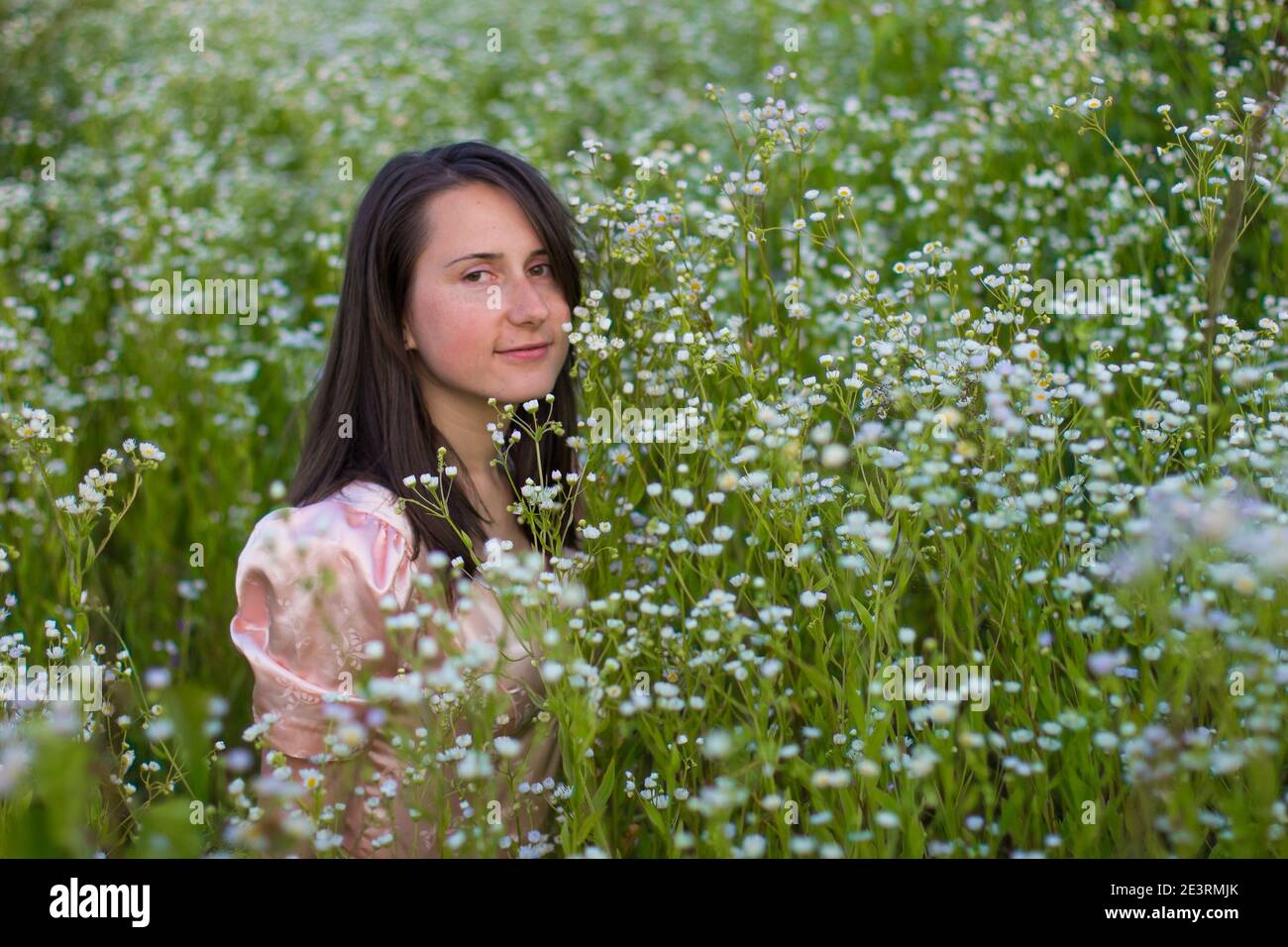 Portrait d'une fille en fleurs sauvages blanches Banque D'Images