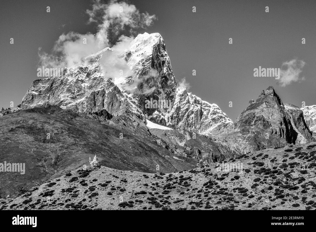 Népal. Montagnes de l'Himalaya en monochrome dans le parc national de Sagarmatha de la vallée de Solu Khumbu du Mont Everest au Népal, avec le modeste sommet de Taweche vu ici de dessus Peiche en route vers le camp de base d'alpinisme Everest. Banque D'Images