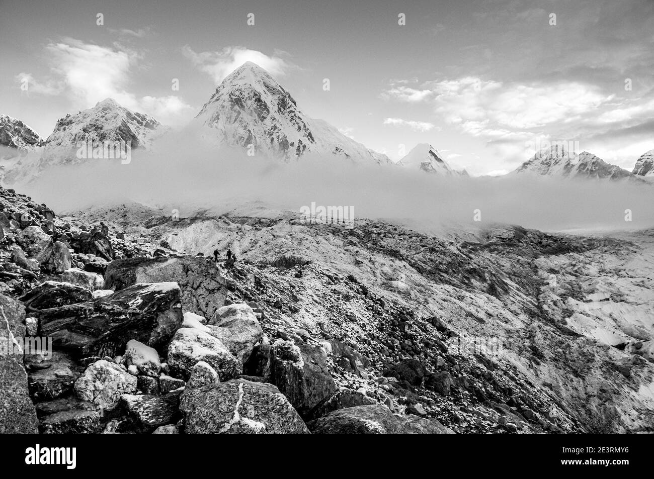 Népal. Montagnes de l'Himalaya en monochrome dans le parc national de Sagarmatha de la vallée de Solu Khumbu du Mont Everest au Népal, avec Pumori vu ici au cours d'une tempête passant de dessus Gorak Shep et Everest alpinisme camp de base. Banque D'Images