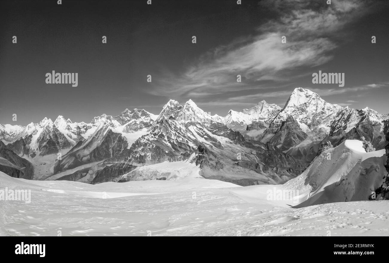 Népal. Montagnes de l'Himalaya en monochrome dans le parc national de Sagarmatha de la vallée de Solu Khumbu du mont Everest au Népal, avec vue panoramique sur le mont Everest vu ici depuis le mont Meru Banque D'Images